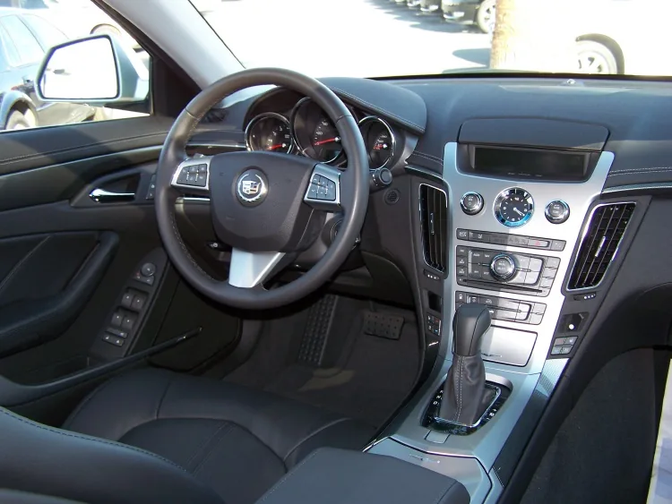Interior de un automóvil con tablero y consola central