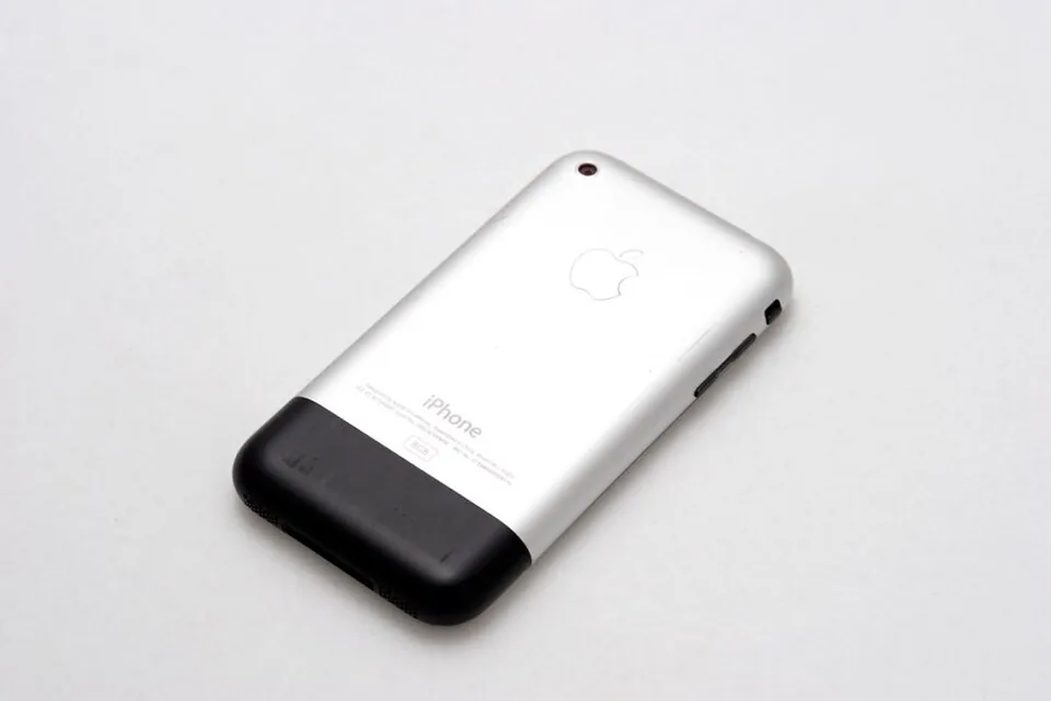 iPhone de primera generación de 8 GB visto por detrás